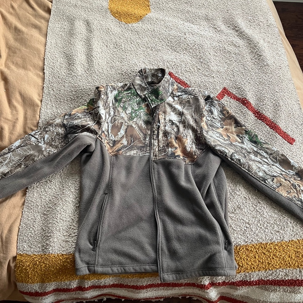 Men's Magellan Boone Camouflage fleece - size L, never worn in great condition
